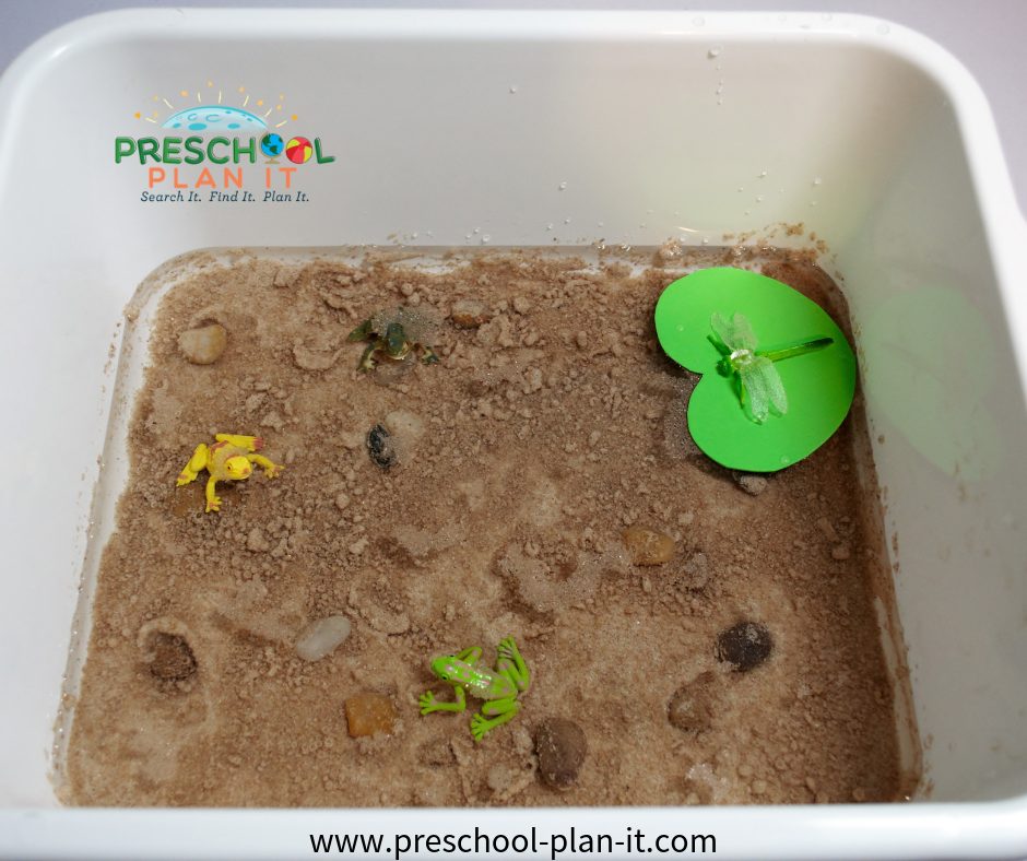 Teich Life Sensory Table für ein Vorschul-Earth-Day-Aktivitäten-Thema